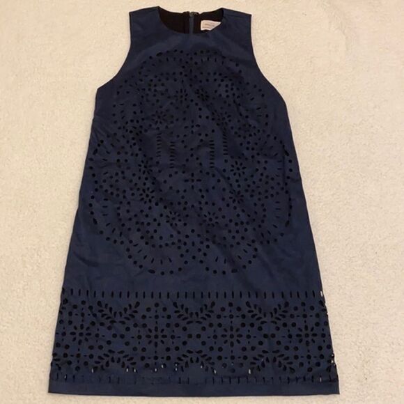 Abercrombie & Fitch Dresses & Skirts - Abercrombie & Fitch navy shift dress with cut out design xsmall